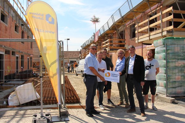 Gleichenfeier Theiß Auf diesem Foto sieht man den Bürgermeister, den Vizebürgermeister, den Architekt, den Geschäftsführer der Baufirma, den Geschäftsführer des Bauträgers und den Polier der Wohn- und Reihenhausanlage in Theiß