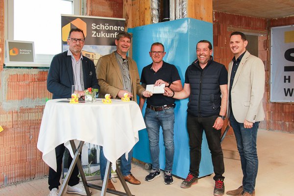  Foto der Baufirma, der Geschäftsführung Schönere Zukunft und des Bürgermeisters Neulengbach bei der Gleichenfeier